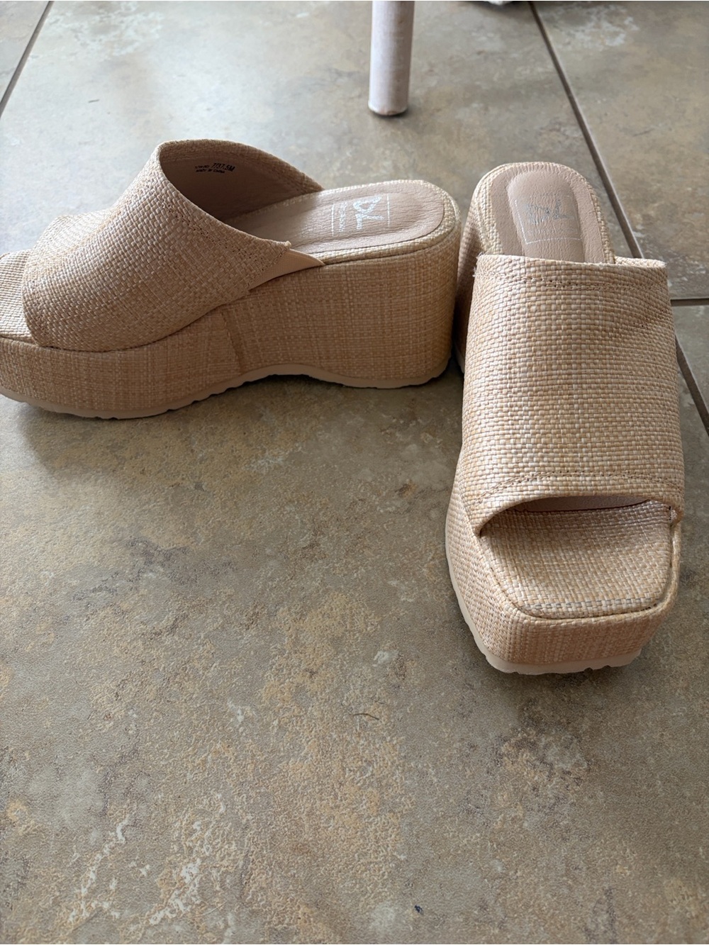 Dirty Laundry Platform Sandals - Picture 5 of 5